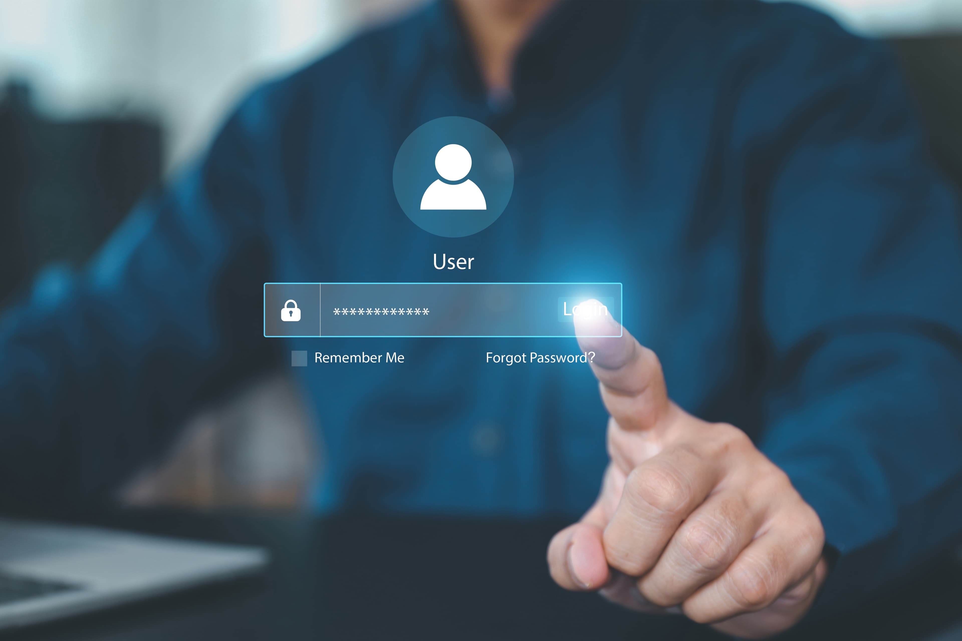 Eine Person in einem blauen Hemd zeigt auf einen virtuellen Anmeldebildschirm mit einem Kennwortfeld, einem Benutzersymbol und den Optionen Remember Me und Forgot Password? Der Hintergrund ist unscharf.