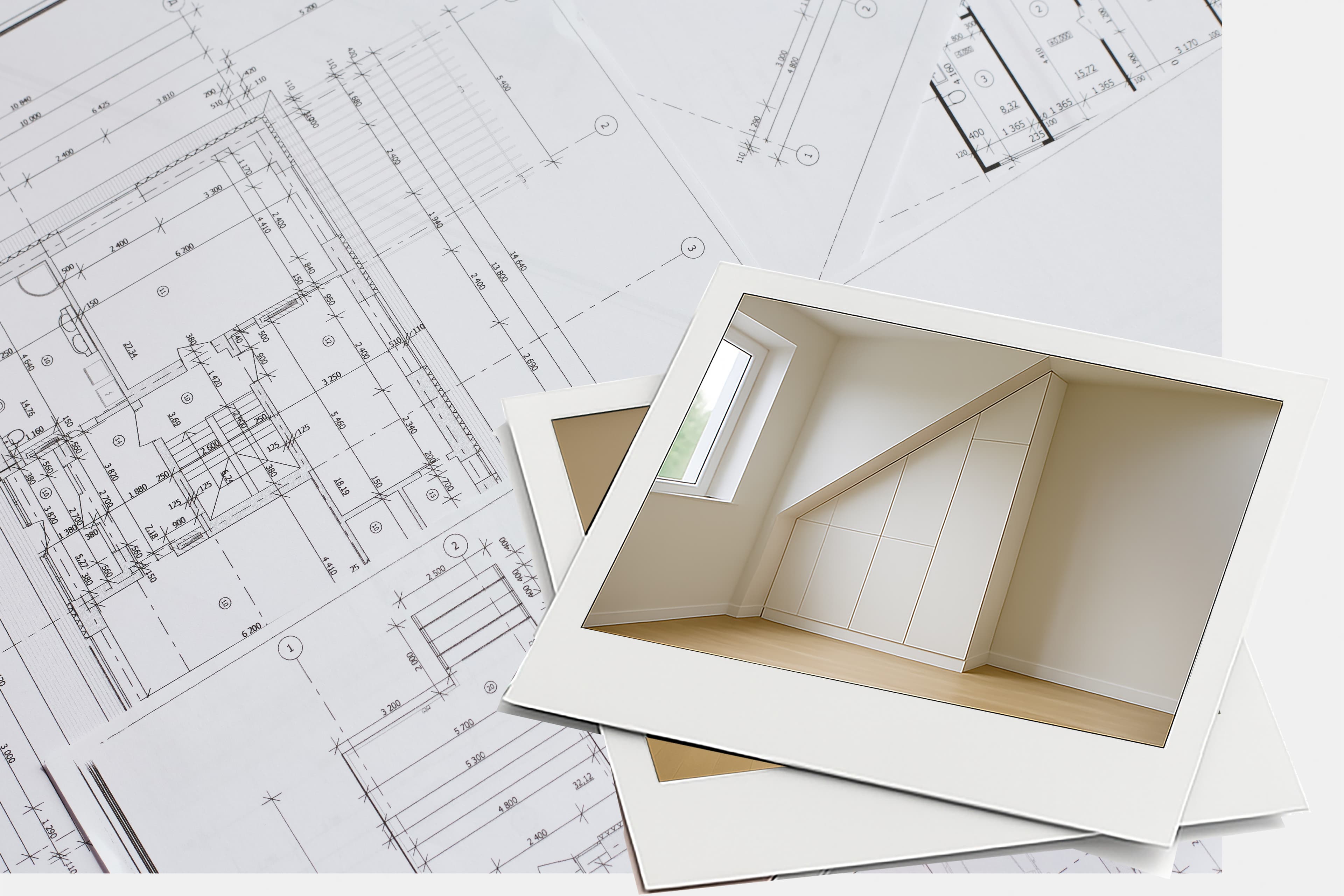 Zwei Polaroid-Fotos, die einen modernen Einbauschrank unter einer schrägen Decke zeigen, liegen über Architekturplänen mit detaillierten Grundrissen und Abmessungen.