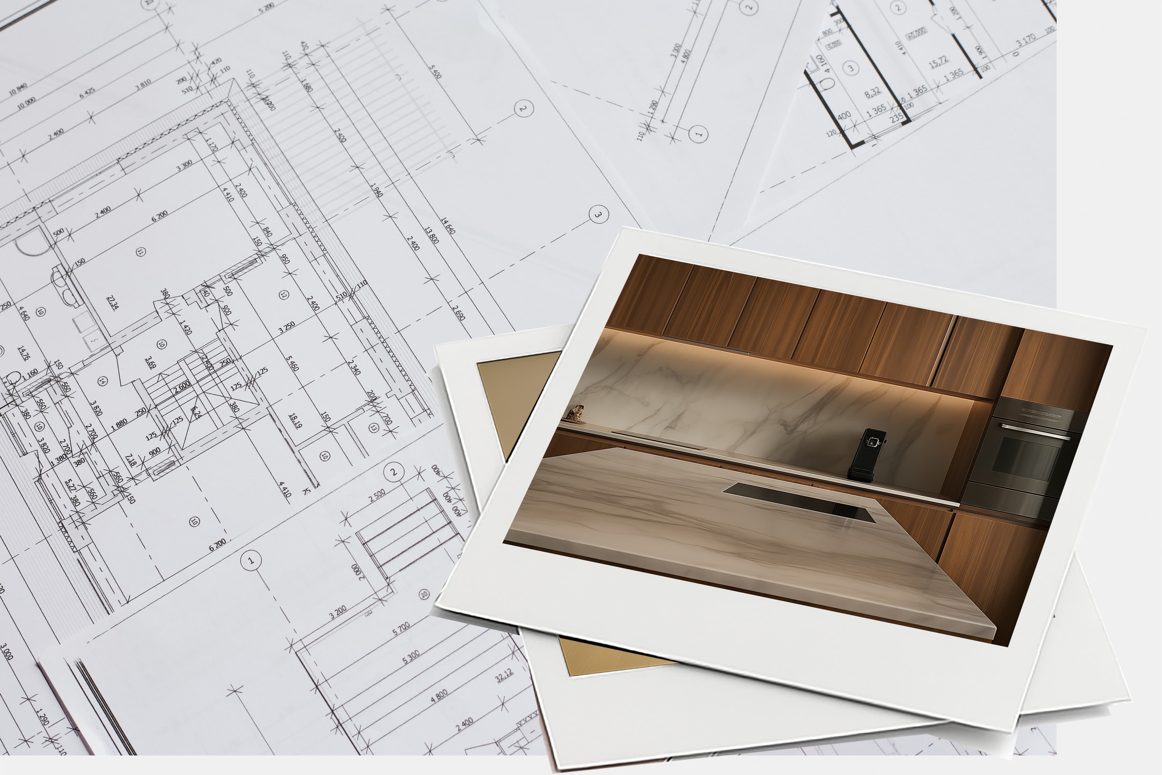 Foto's van een moderne keuken met een marmeren aanrechtblad en houten kastjes zijn geplaatst bovenop bouwkundige blauwdrukken met gedetailleerde plattegronden en technische tekeningen.