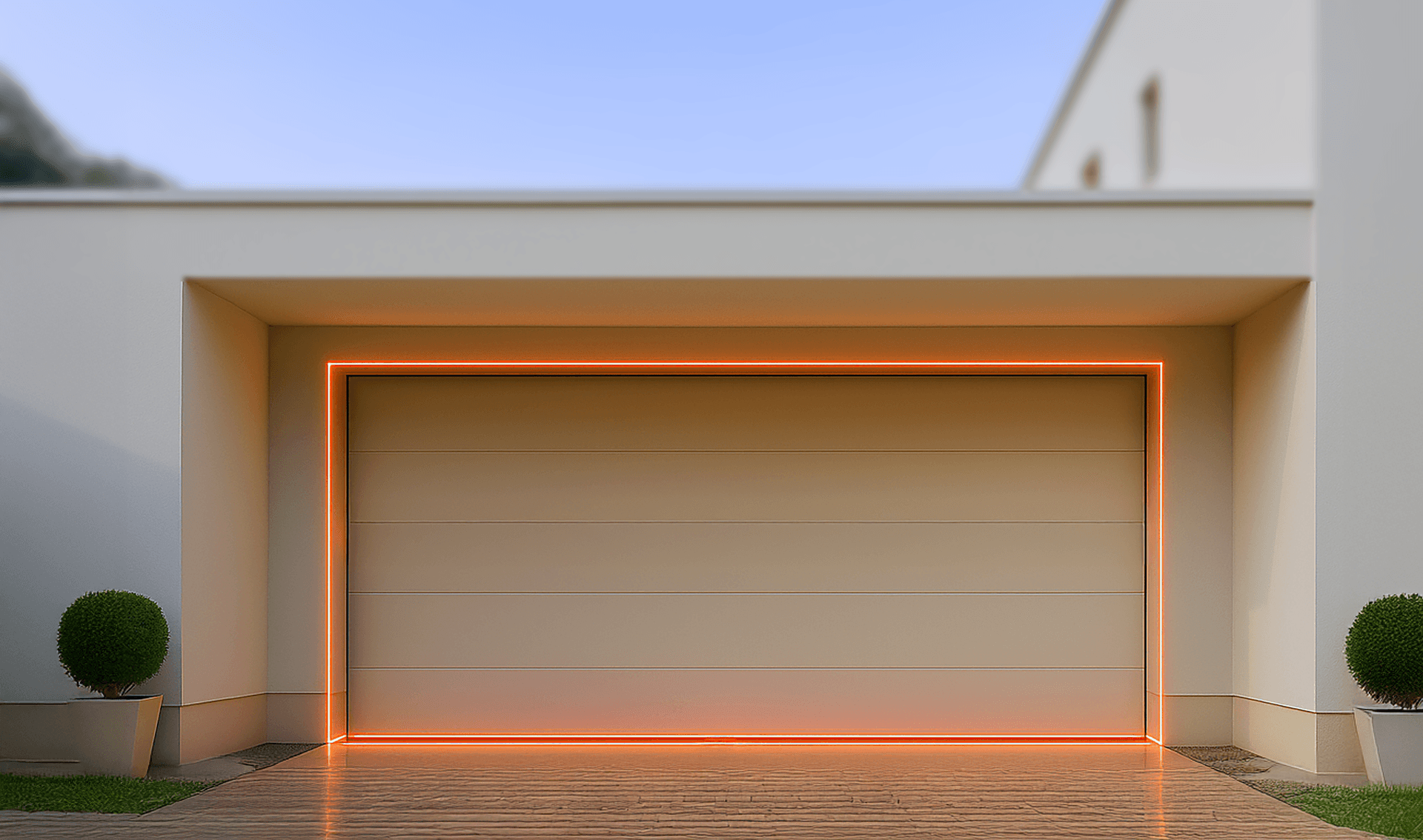 Eine moderne Garage mit einem großen geschlossenen Tor, das von orangefarbenen LED-Leuchten umrahmt wird, flankiert von zwei ordentlich gestutzten Rundsträuchern in quadratischen Pflanzgefäßen; die Architektur ist minimalistisch und schlicht mit hellen Wänden.