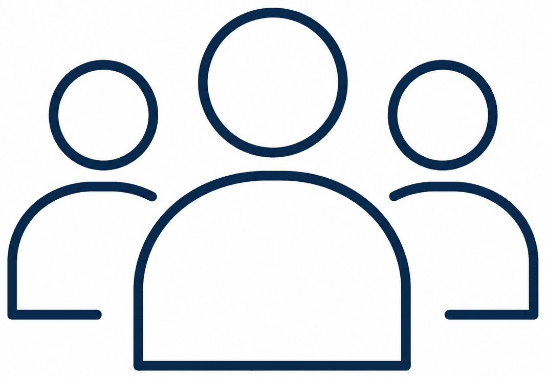 Einfaches Symbol mit den Umrissen von drei Personen, wobei sich eine größere Figur in der Mitte und zwei kleinere Figuren zu beiden Seiten befinden, was eine Gruppe oder Gemeinschaft darstellt.
